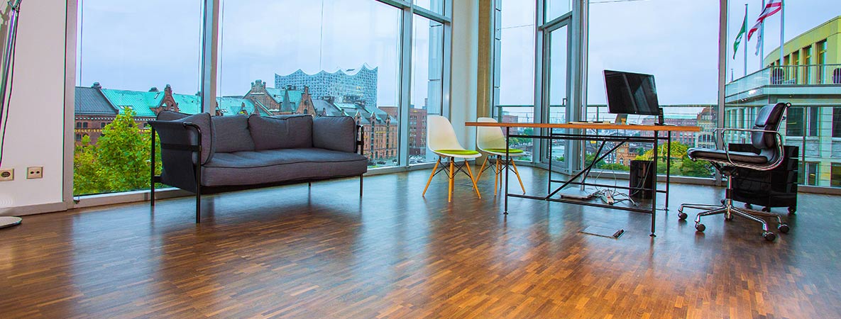 Büro mit Parkettboden und Panoramablick